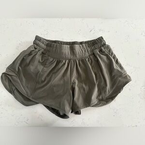 Lululemon Hotty Hot Low-Rise Lined Shorts 2.5” - Sz 2 - Army Green